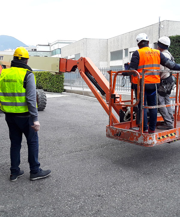 Teorema Formazione - Uomo con Casco Protezione cammina all'interno di un magazzino